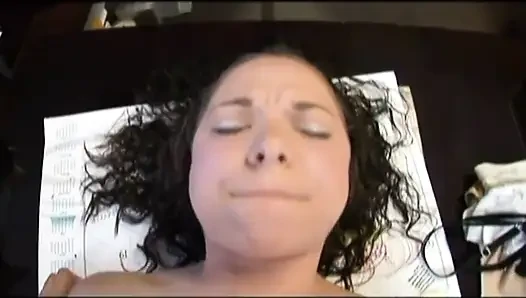 Junge brünette genießt einen soliden schwanz von hinten