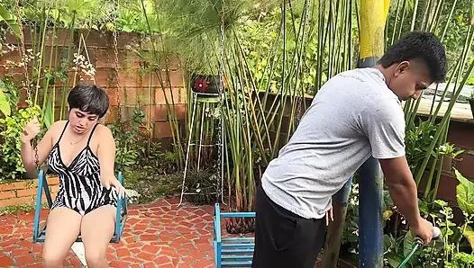 Mis Padrastros Contratan a Un Nuevo Jardinero, Me Encanta Como Se Ve Y Me Pongo Cachonda Hasta Terminar Follandomelo Duro.