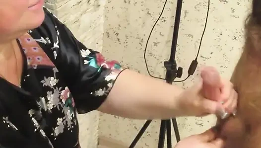 Свекровь сосет и дрочит мой член, пока извлекает нектар