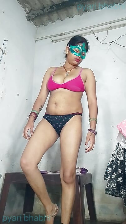 土地に立って、ドギースタイルで座り、ヒンディー語でセックスする、激しくセックスする