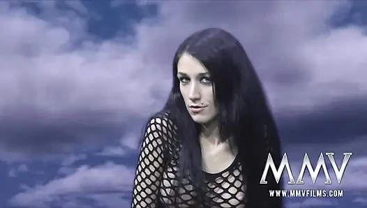 Sevimli Meli bir çift partisine katılıyor