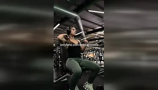 18 yaşındaki yumruk sokma kazası: canlı yayında kol dirseğini amına sokuyor