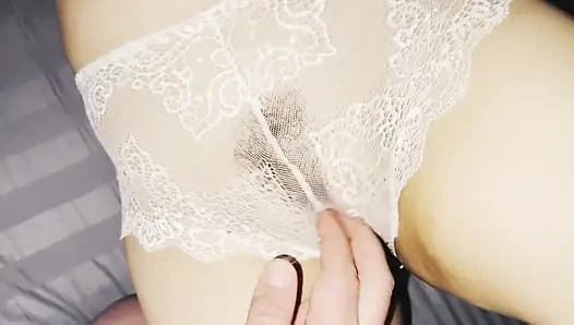 Мачеха в кружевных трусиках и великолепной волосатой призвала меня к своей кровати, и я выпустил белый горох любви на ее трусики!