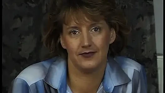 Brünette brünette in dessous wird im retro-video von hinten geknallt