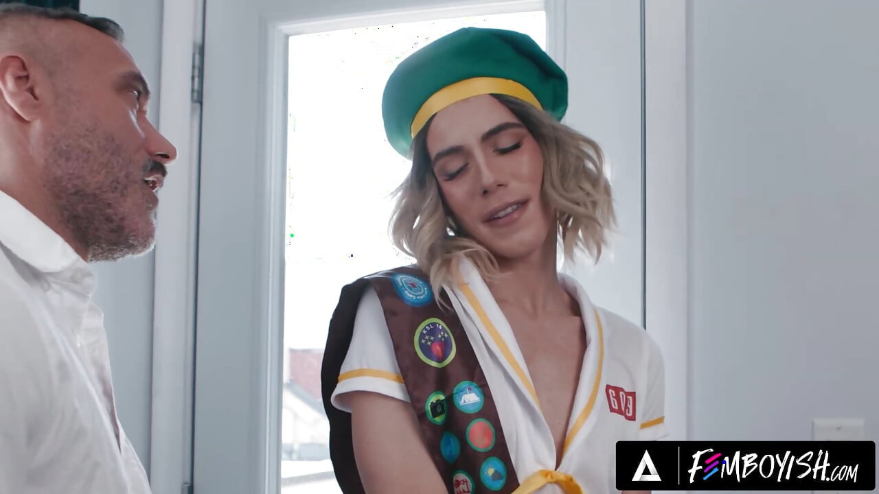 FEMBOYISH - καυλιάρης DILF Manuel Skye απορρίπτει τα μπισκότα αλλά χτυπά τον κώλο του σέξι προσκόπου Femboy Cristiano