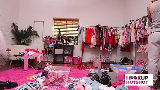 Bts - Sasha Pearl flörtöz bir fotoğraf çekimi sırasında sürtük bir görünüm model ediyor!