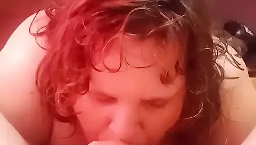 İri güzel şişman kız tarafından ateşli oral seks