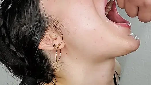 Mi sevimli komşu yarağımı boğazına soktu - boşalma ve ıslak gırtlağına kadar