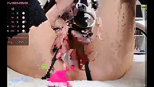 Грязная сучка стонет от большого черного члена. Трахает себя