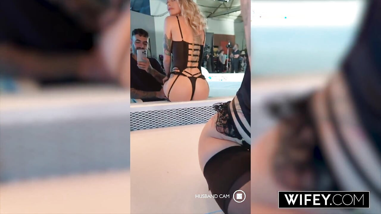 Wifey tiny hotwife Sammm next door segura a mão do marido enquanto ela devora monstro bbc