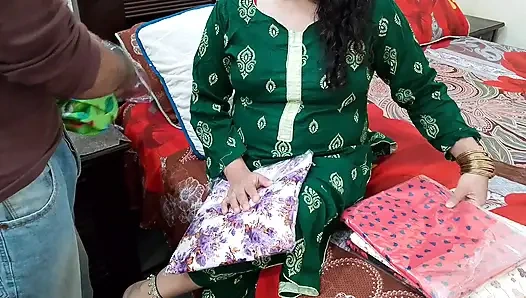 Индийская невестка дези получает бесплатную одежду, показывая ее сексуальную фигуру