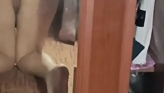 Ibu tiriku yang baru datang mengunjungiku malam-malam dan nyepong kontolku sampai aku crot di mulutnya.