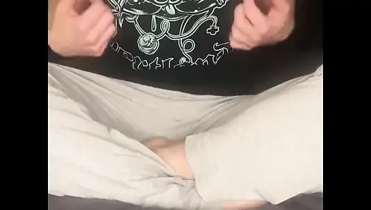 Cewek ini lagi asik fingering dan ngusap memek berbulunya sampai orgasme