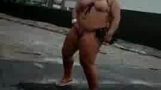 Загорелая бразильская толстушка мастурбирует на улице