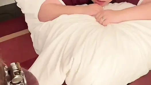 Zum ersten mal creampie-reinigung! Mein mann kam in flacher keuschheit, also ließ ich mich von diesem dominanten stier roh ficken