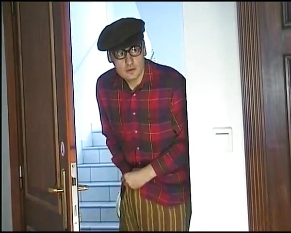 Sperma-etende Duitse babe geneukt tijdens een gangbangsessie