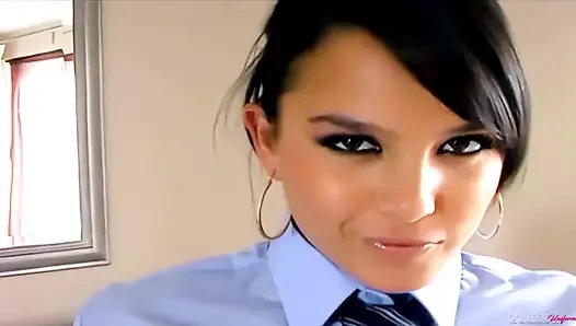 Sasha cane menggoda dengan seragam sambil menggoda