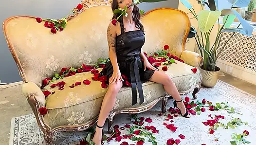 Güllü kanepede siyah elbiseli güzel Monika Fox