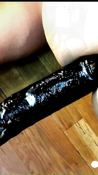 Sissyslut Kandi gura 15" veliki crni kurac u svoju guzicu