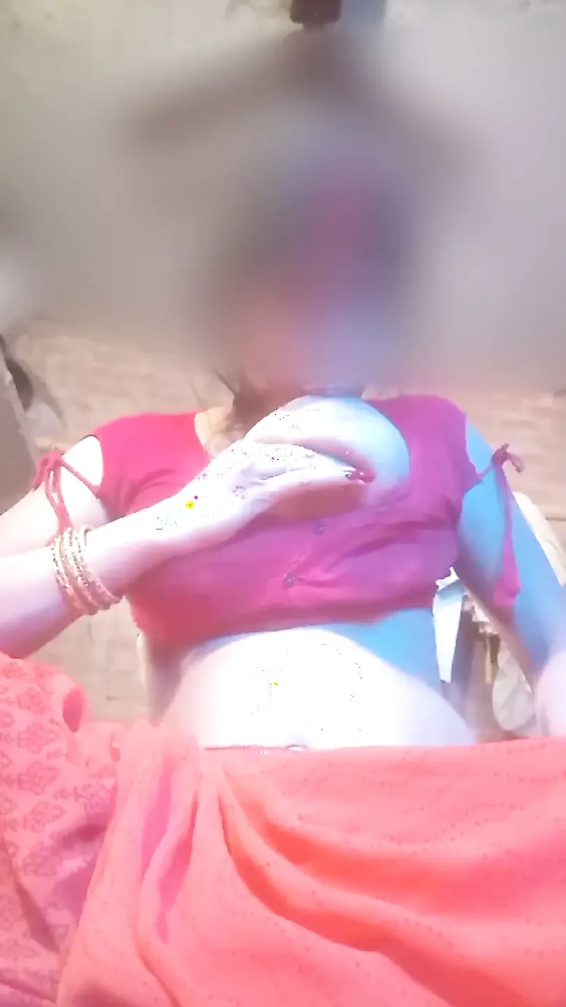 Hintli ev yapımı köylü kadın ağzıyla göğüslerini emerken bir video çekti, güzel göğüsleri var, yengenin harika bir sikişi var