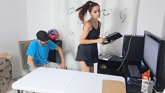Sekretaris pamer badan sama kurir!