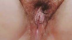 Velká krásná milfka šuká se sexuální hračkou, hlasitě sténá. Intenzivní orgasmus.