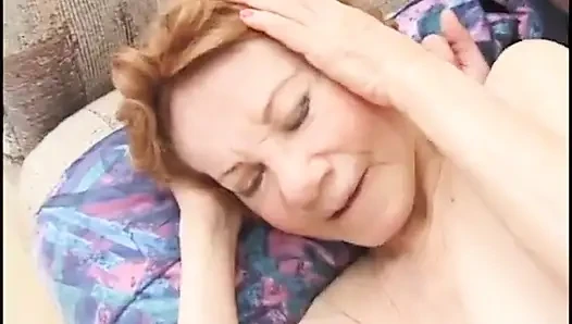 Nenek rambut cokelat dengan tubuh langsing suka banget nyepong kontol ngaceng kayak pro