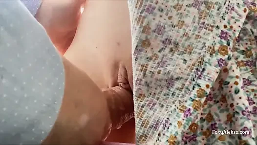 Ya Tuhan! Gesek memek mungil dengan rok mini di bus
