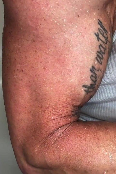Prysznic Flex Fantasy: Kandy flexes i rips her tank top