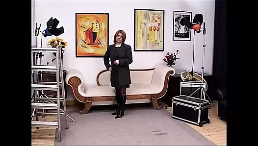 Azgın olgun oyuncu seçmelerinde yabancı tarafından sikiliyor ve ağzına boşalıyor