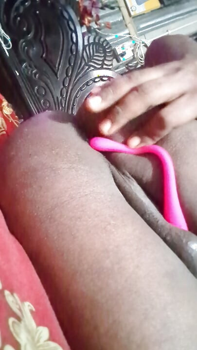 Video hot gadis india lagi asik muasin memeknya dengan mainan seks favoritnya