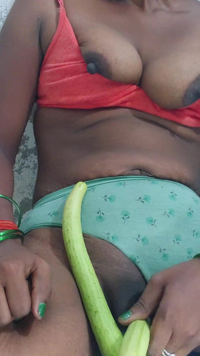 India sexy toma pepino grande en su coño dentro y todo disfrutado | Clip 3