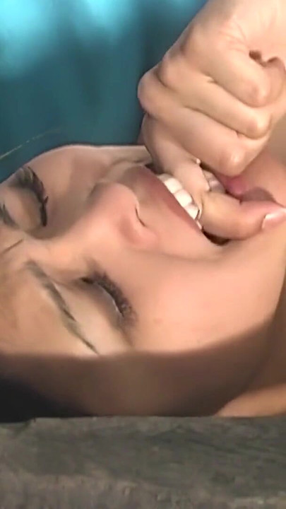 大鸡巴美国壮男抽插小米卡斯修剪过的阴户并在她的嘴里射精 | 短片 1