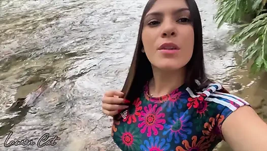 Üvey kız kardeşimi şelalede çıplak banyo yaparken gözetliyorum o yarağımı almak istedi