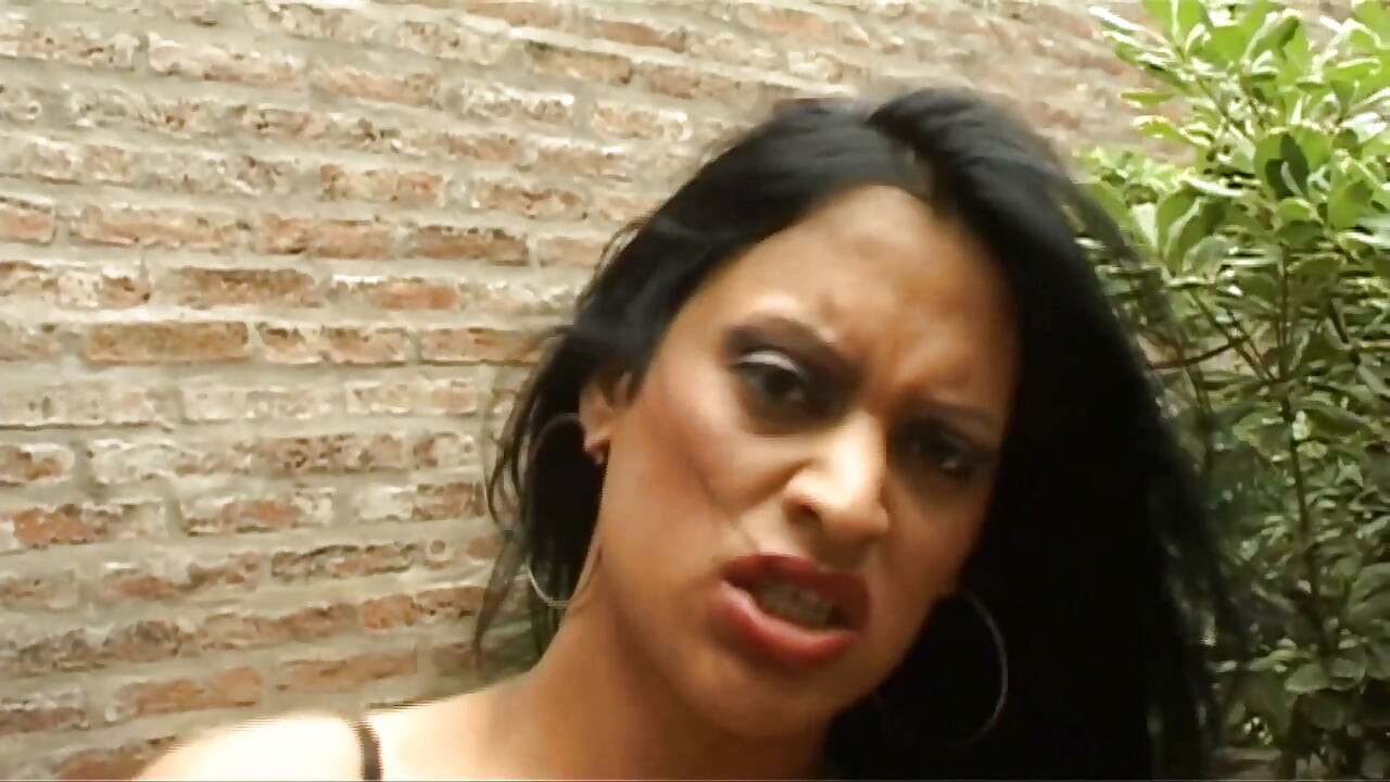 Prazer anal pra uma travesti safada