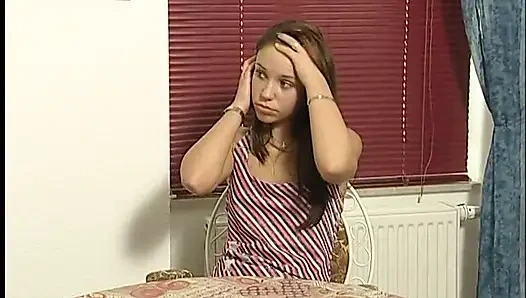 Симпатичную юную брюнетку выпорола пожилой мужик