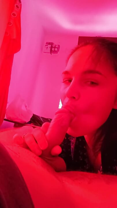 Stieftochter lutscht meinen schwanz in der nacht