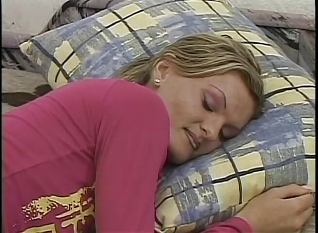 Devojka hvata svog dečka kako puši kurac muškarcu