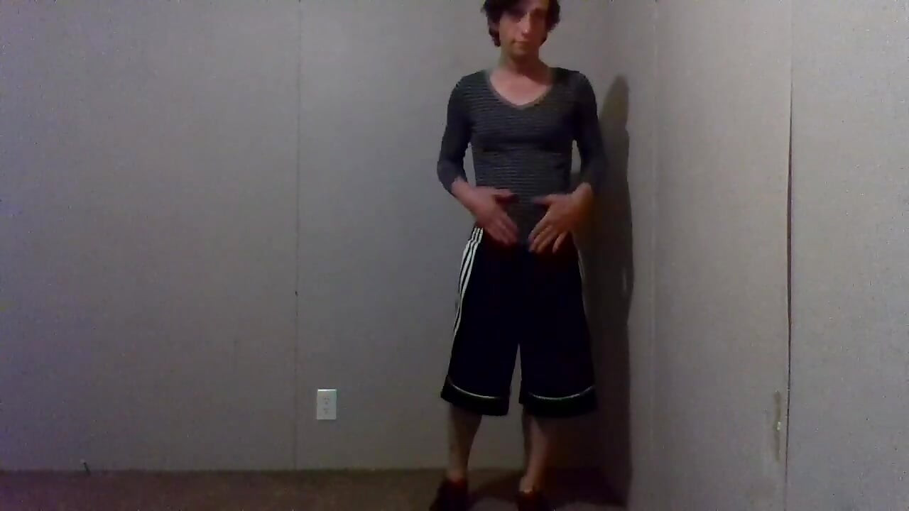 Experimentando roupas brincando, se vestindo e se despindo