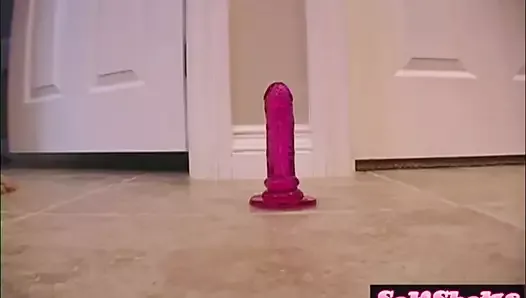 Une adolescente mignonne et sexy se masturbe la chatte en gros plan