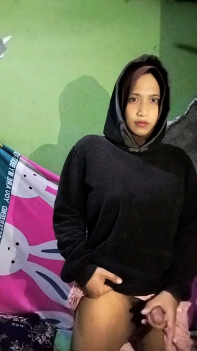 Shemale hijab masturbating in the room | Clip 1