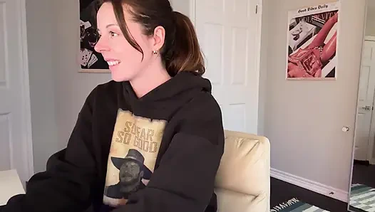 Stiefschwester spreizt ihre muschi und ihren arsch für dich!