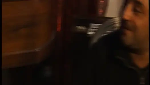 Deutsche hausfrau wird von monsterschwanz in roh, selbstgedreht gefickt