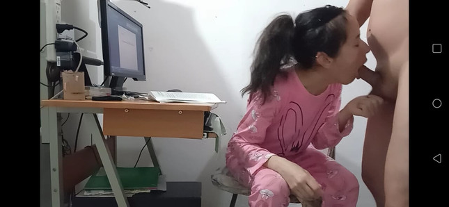 El padrastro interrumpe el trabajo para derramar su semen sobre mi pijama rosa, luego de ser montada.