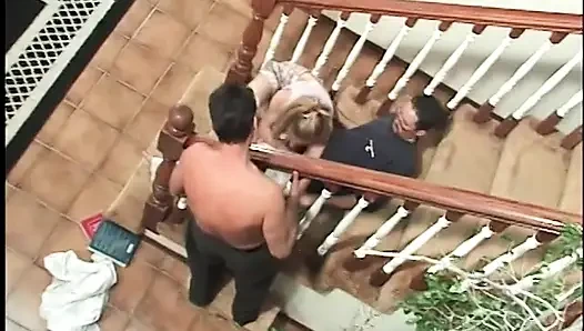 Sarışın genç kız merdivenlerde çifte penetrasyon yapıyor
