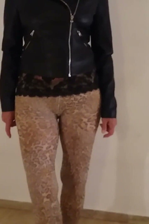 Vovó é sexy em suas leggings de leopardo