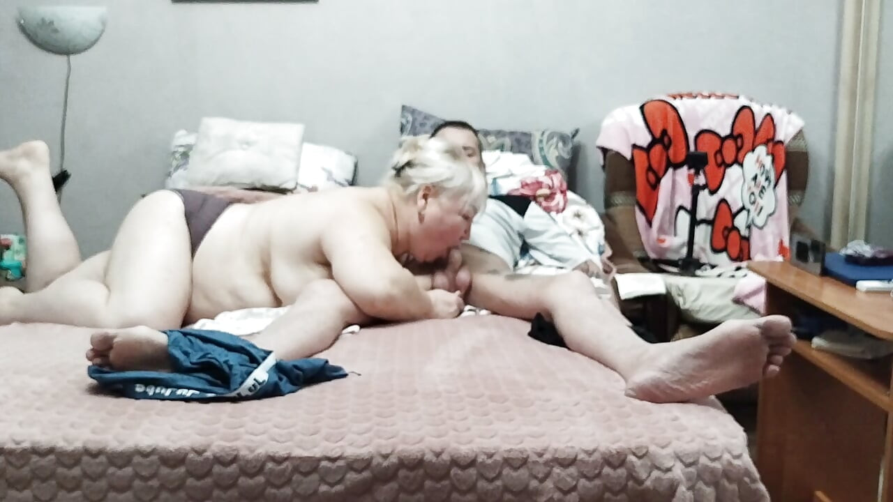 彼女は口で私のチンコを撫で、私が彼女の口の中で射精するまで