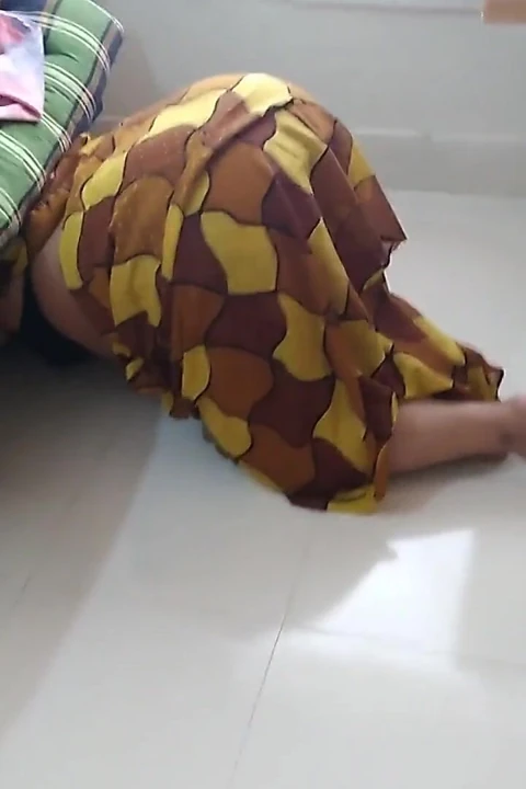 当邻居操她并射出她的大屁股时, 印度阿姨在床底扫荡时被卡住了