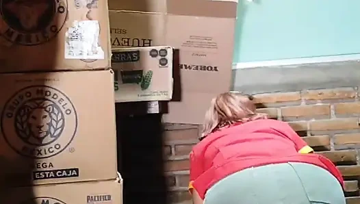 Ich bin die kassiererin im laden im keller