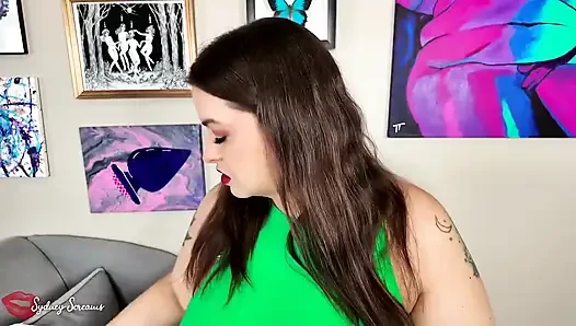 Lagi asik menguji lipstikku sama kamu
